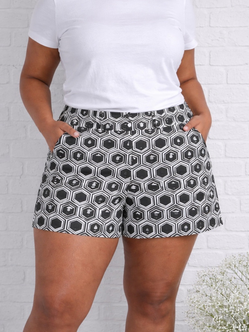New York & Company Black and White Geometric Print Cuffed Hen Shorts Size 18